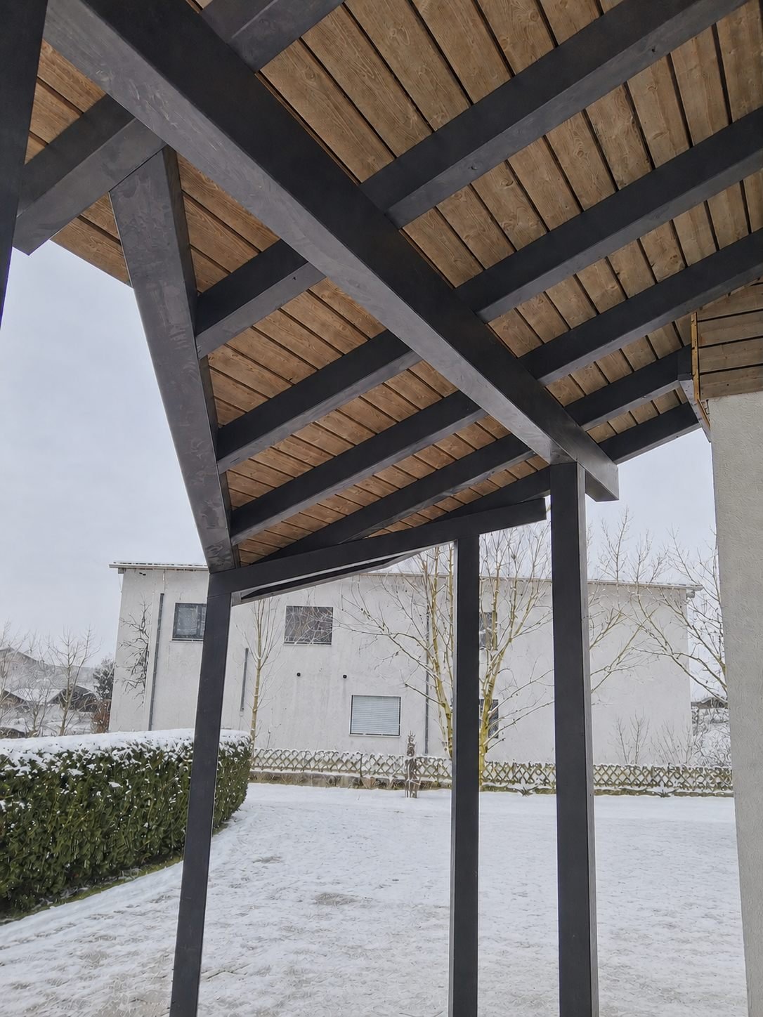 Carport-Konstruktion aus Holz und Stahl im Winter