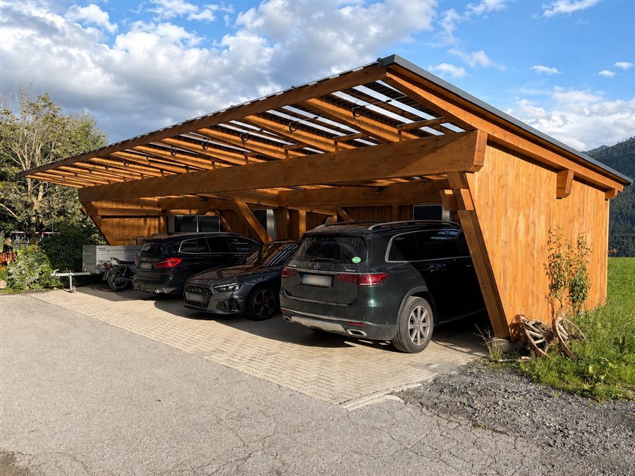 Carport in Holzbauweise mit integriertem Photovoltaik-Dach