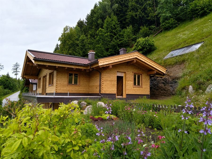 Neu errichtetes Holzwohnhaus mit Garten und Bergpanorama